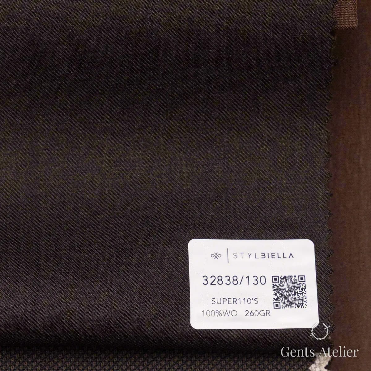 Образец ткани Stylbiella 32838/130 с этикеткой, тёмно-коричневый