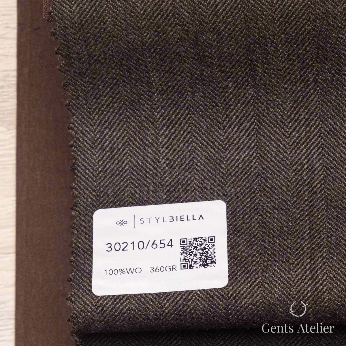 Образец ткани Stylbiella 30210/654 с этикеткой, тёмно-коричневый
