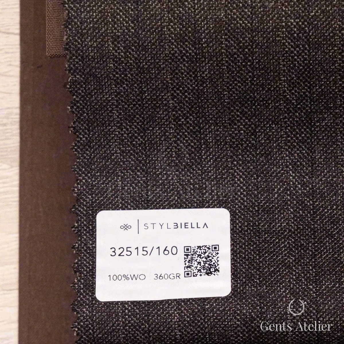 Образец ткани Stylbiella 32515/160 с этикеткой, серо-коричневый меланж