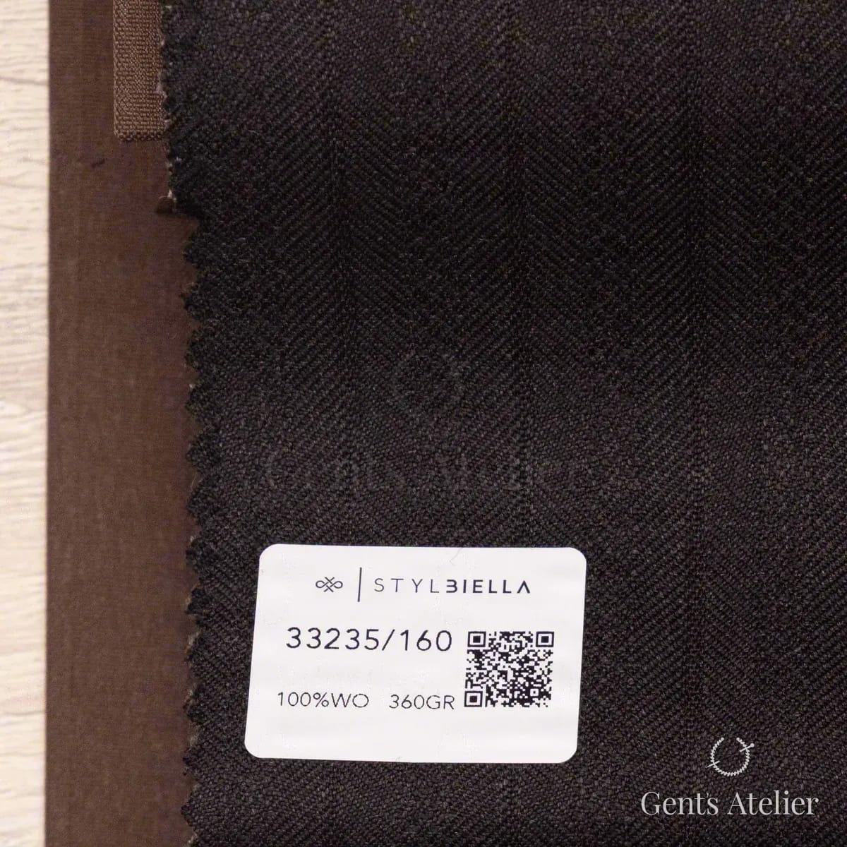 Образец ткани Stylbiella 33235/160 с этикеткой, тёмно-коричневый