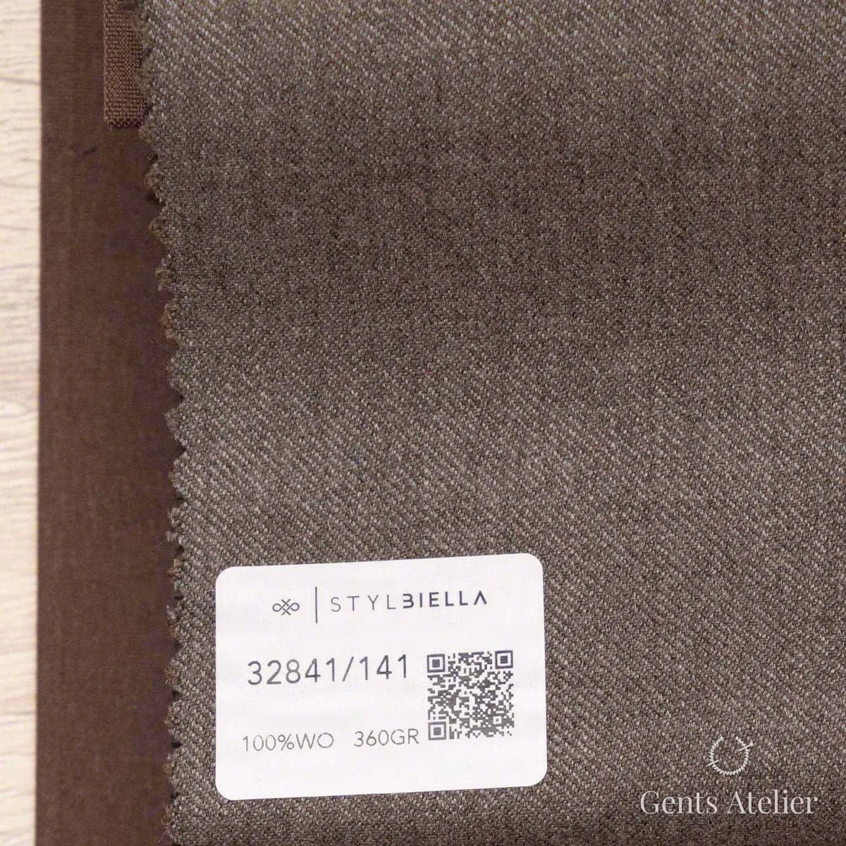 Образец ткани Stylbiella 32841/141 с этикеткой, серо-коричневый (тауп)
