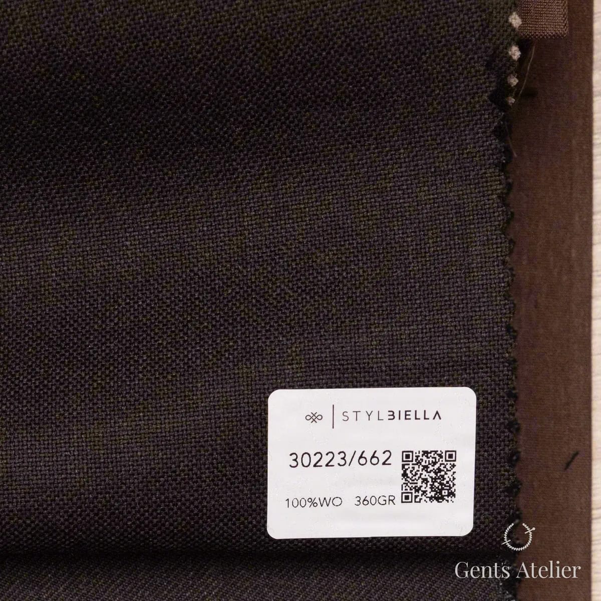 Образец ткани Stylbiella 30223/662 с этикеткой, тёмно-коричневый