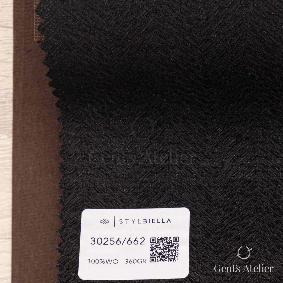 Образец ткани Stylbiella 30256/662 с этикеткой, чёрный