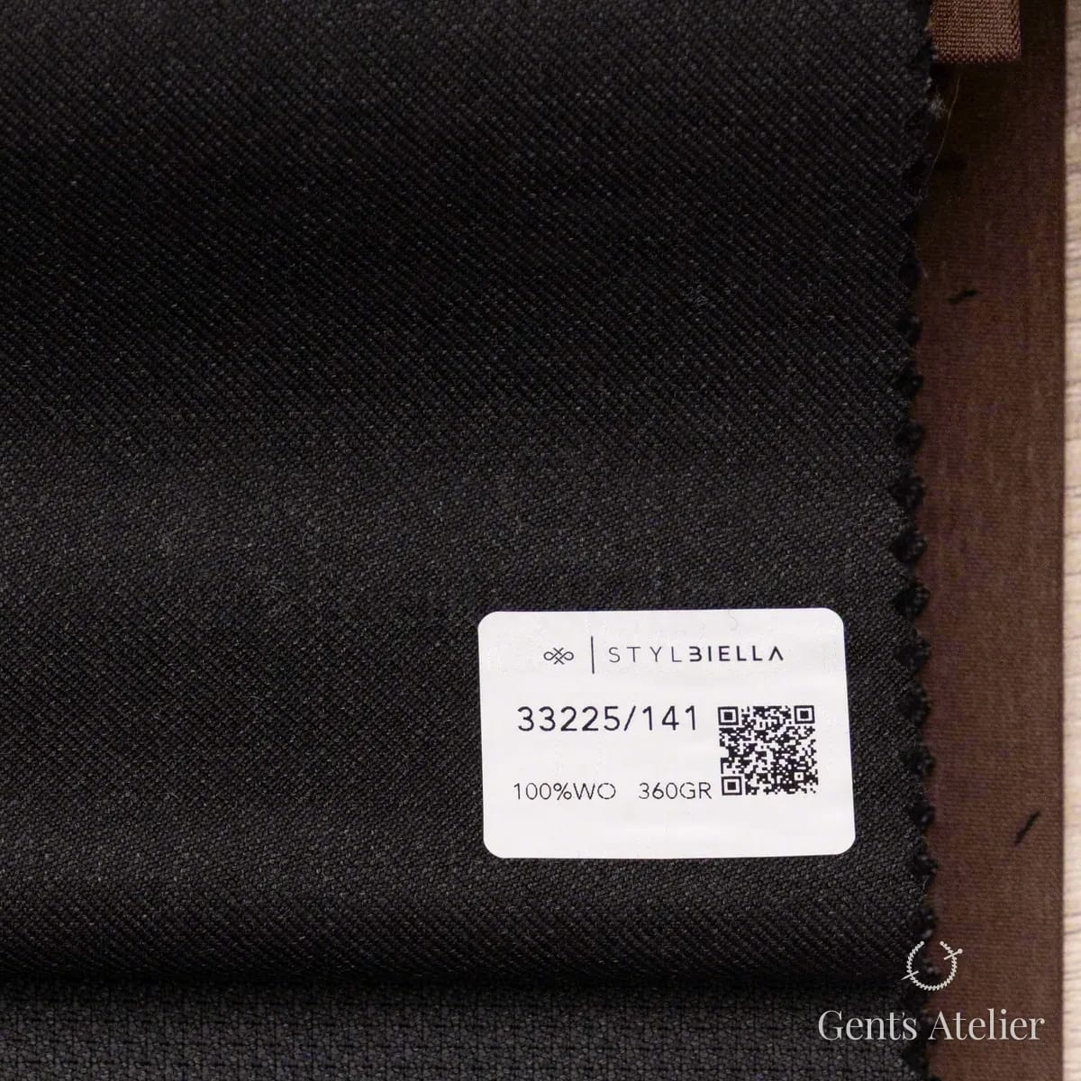 Образец ткани Stylbiella 33225/141 с этикеткой, тёмно-серый