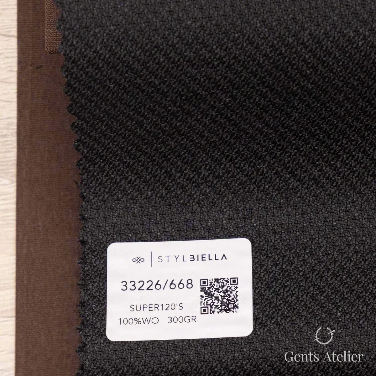 Образец ткани Stylbiella 33226/668 с этикеткой, очень тёмный чёрно-синий