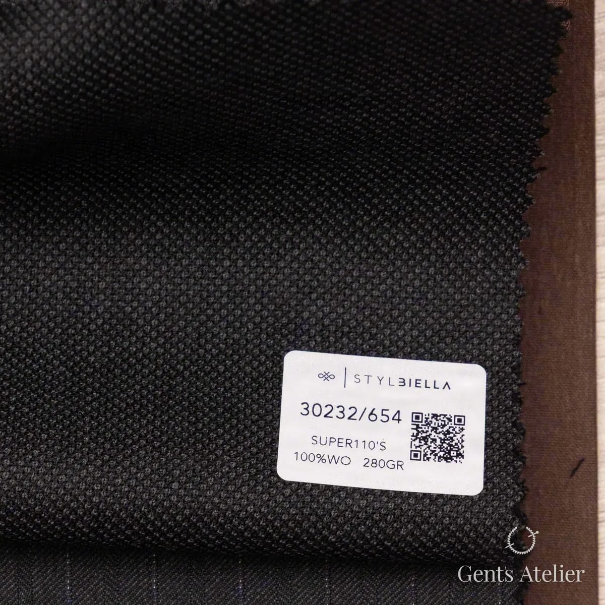 Образец ткани Stylbiella 30232/654 с этикеткой, тёмно-серый мелкий меланж