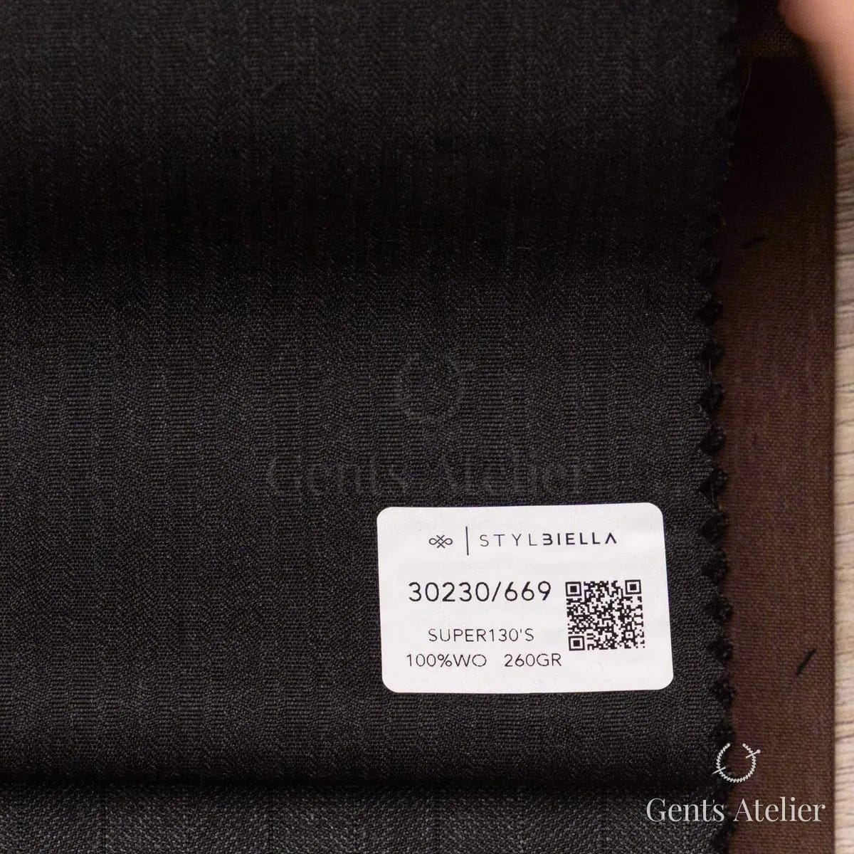 Образец ткани Stylbiella 30230/669 с этикеткой, тёмно-серый в ёлочку