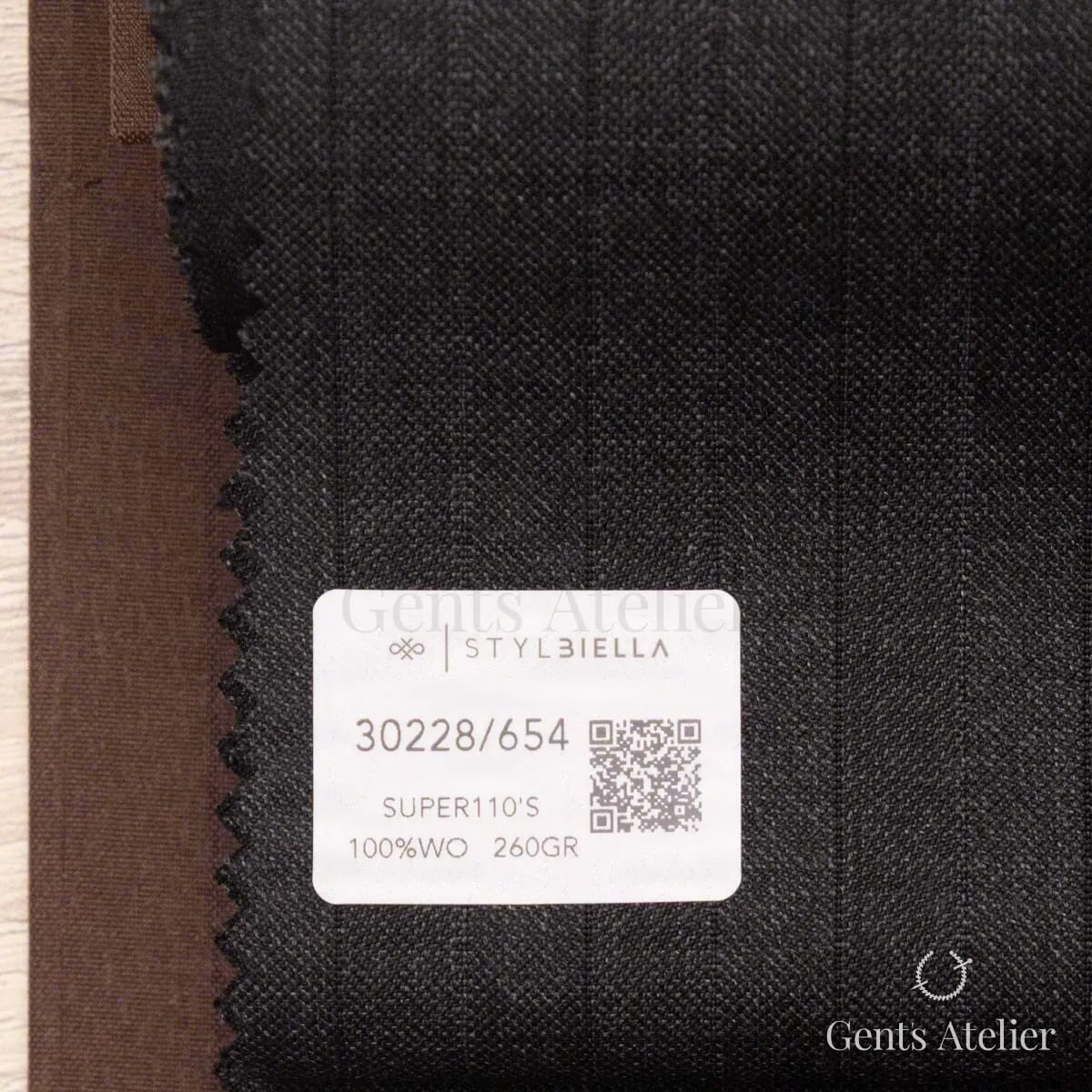 Образец ткани Stylbiella 30228/654 с этикеткой, тёмно-серый