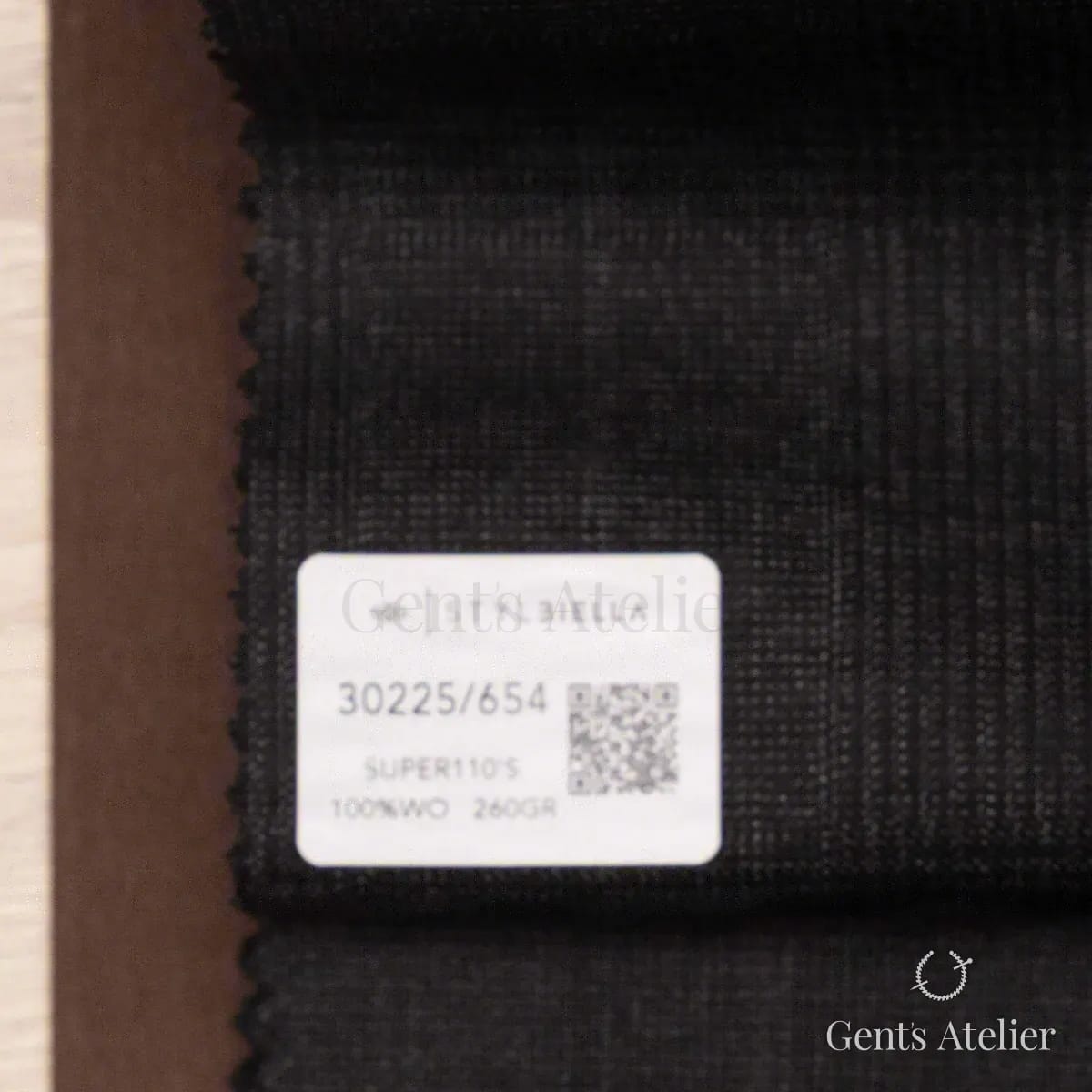 Образец ткани Stylbiella 30225/654 с этикеткой, тёмно-серый