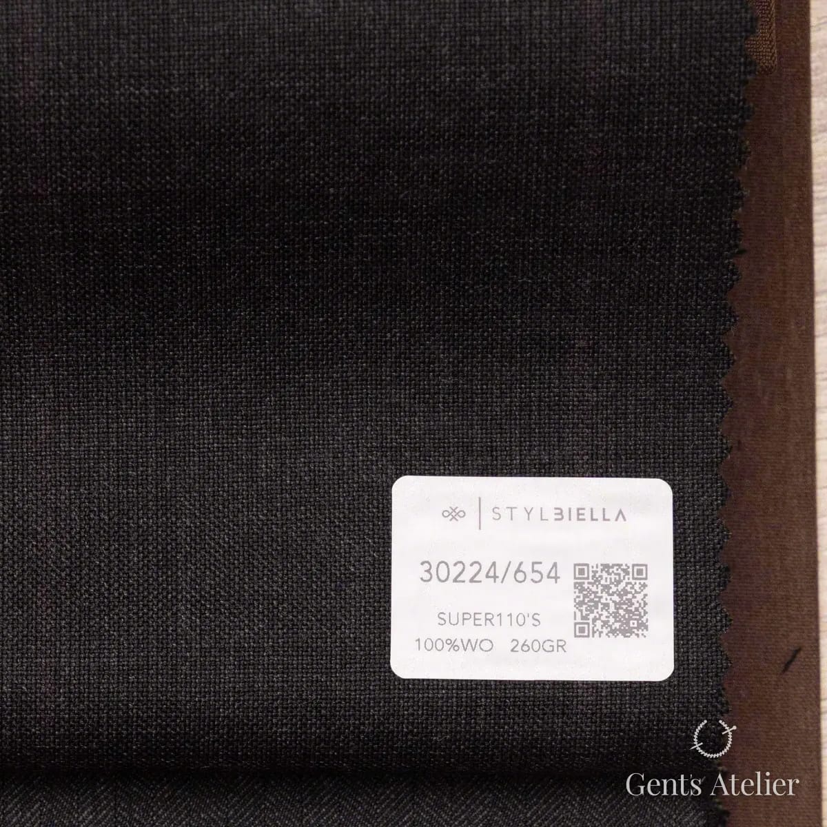 Образец ткани Stylbiella 30224/654 с этикеткой, тёмно-серый с фиолетовым отливом