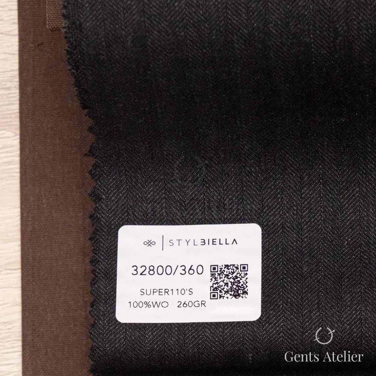Образец ткани Stylbiella 32800/360 с этикеткой, тёмно-серый