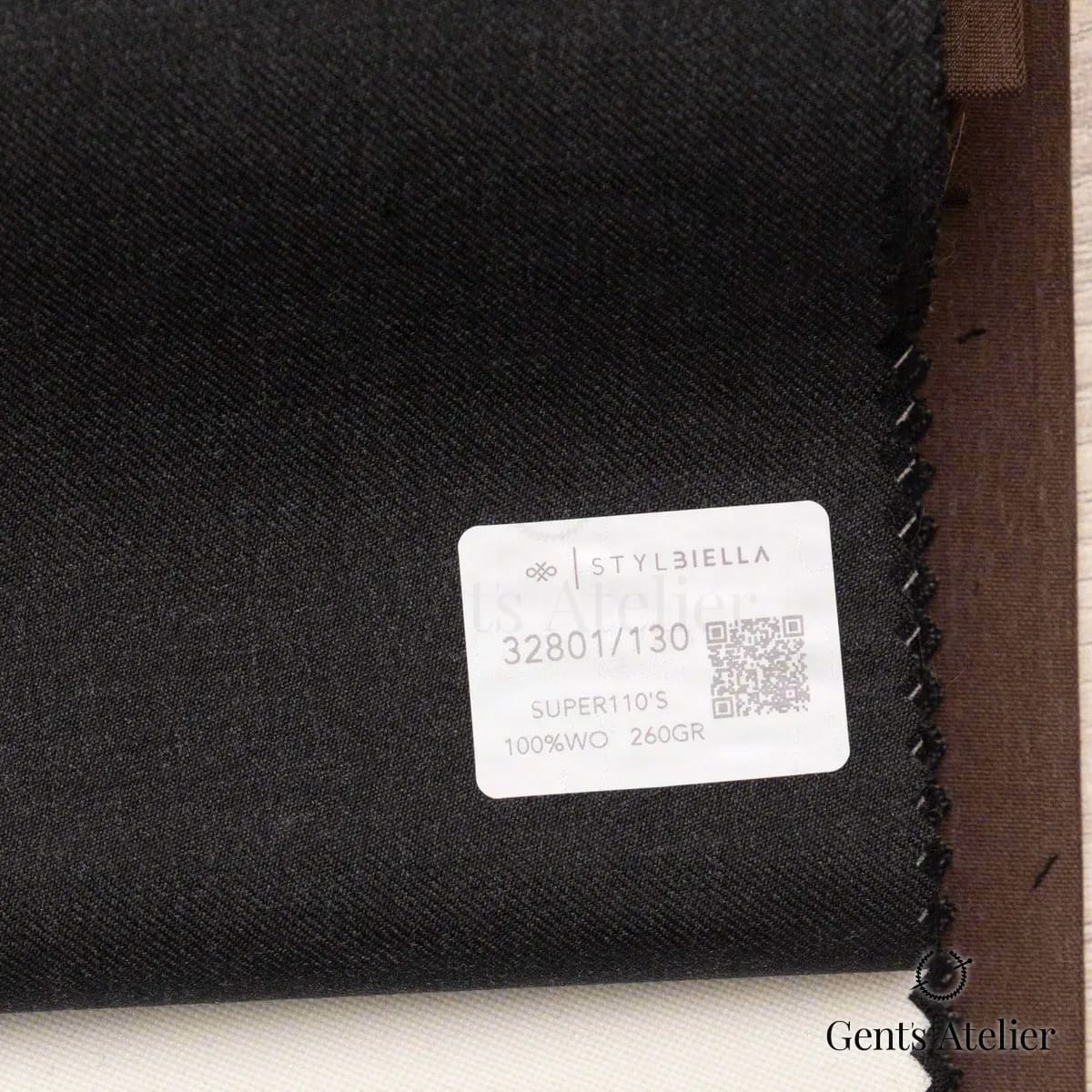 Образец ткани Stylbiella 32801/130 с этикеткой, тёмно-серый