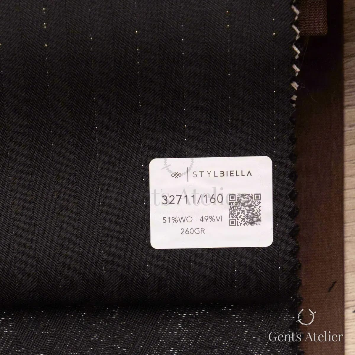Образец ткани Stylbiella 32711/160 с этикеткой, тёмно-коричневый (почти чёрный)