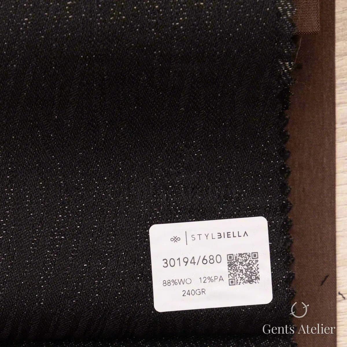 Образец ткани Stylbiella 30194/680 с этикеткой, чёрный