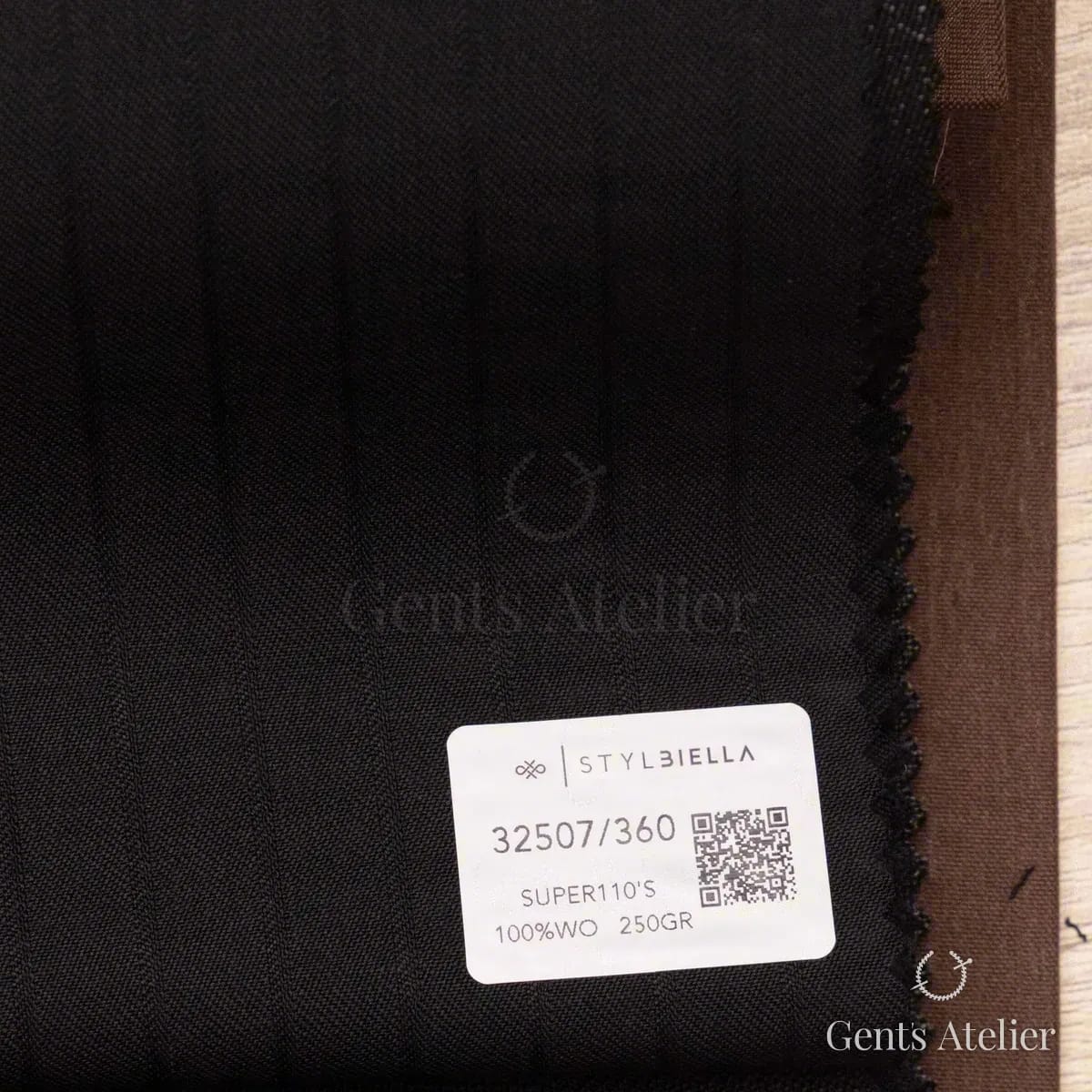 Образец ткани Stylbiella 32507/360 с этикеткой, чёрный