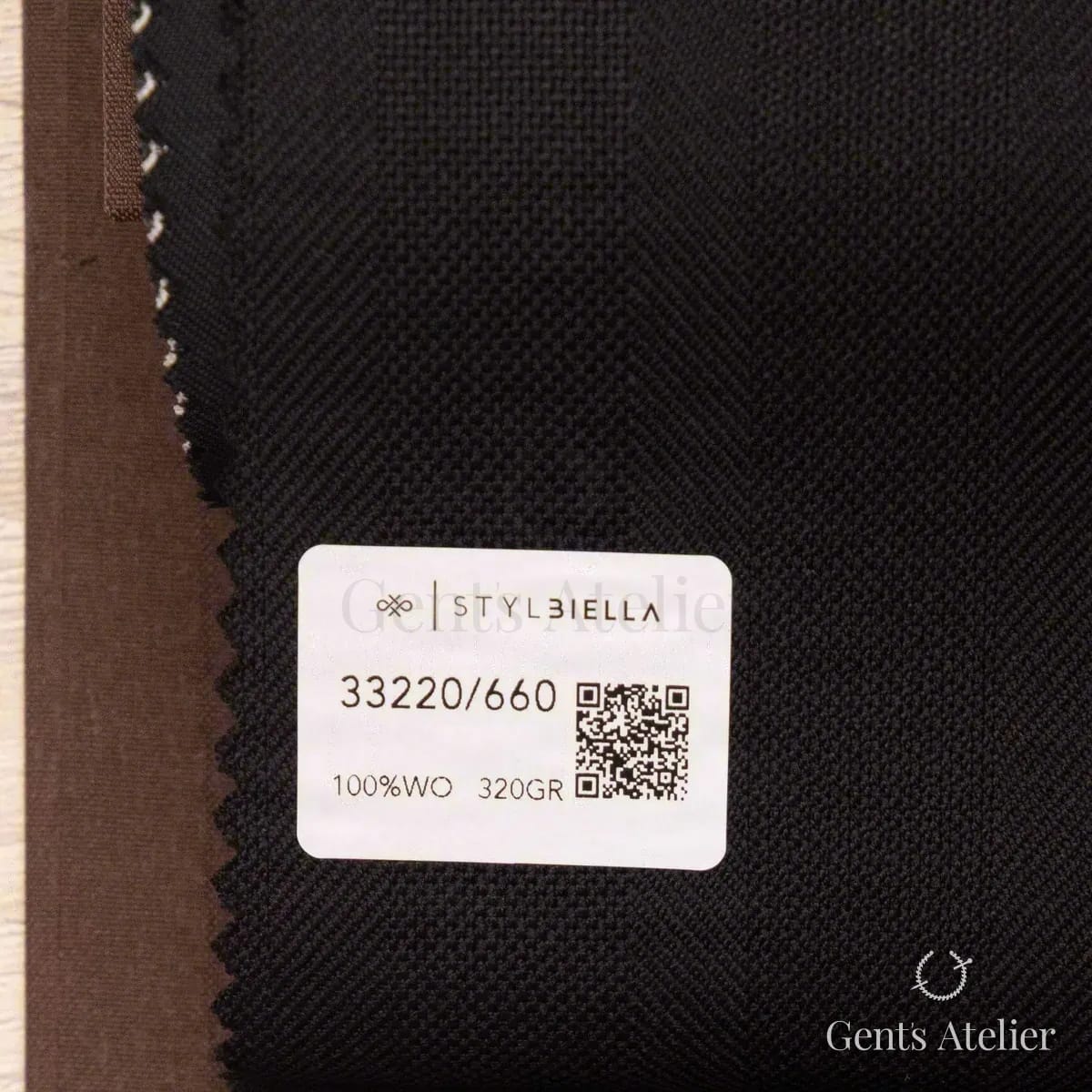 Образец ткани Stylbiella 33220/660 с этикеткой, чёрный