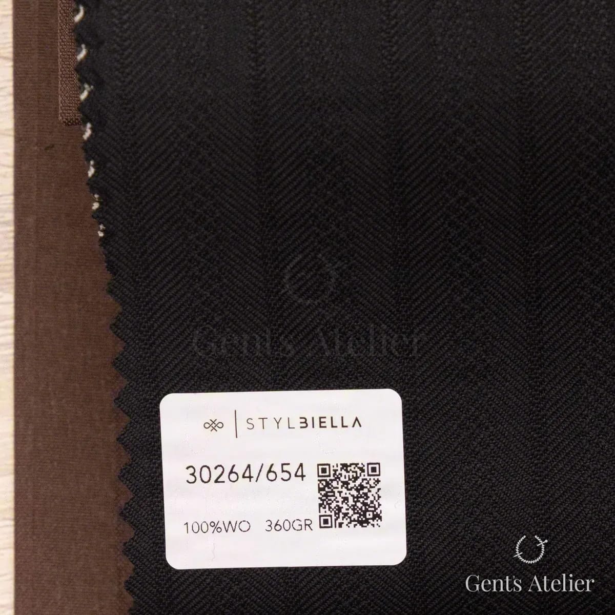Образец ткани Stylbiella 30264/654 с этикеткой, чёрный