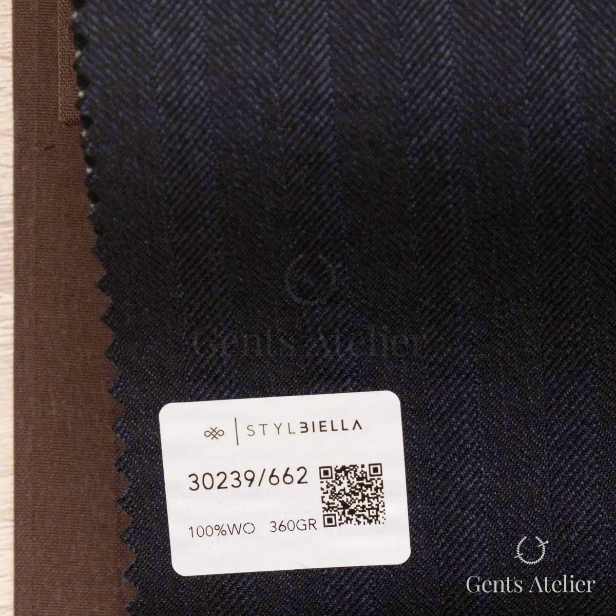 Образец ткани Stylbiella 30239/662 с этикеткой, тёмно-синий