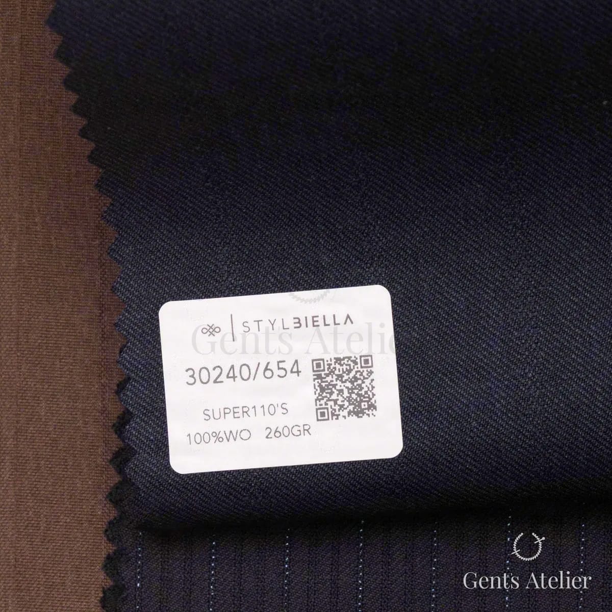 Образец ткани Stylbiella 30240/654 с этикеткой, тёмно-синий