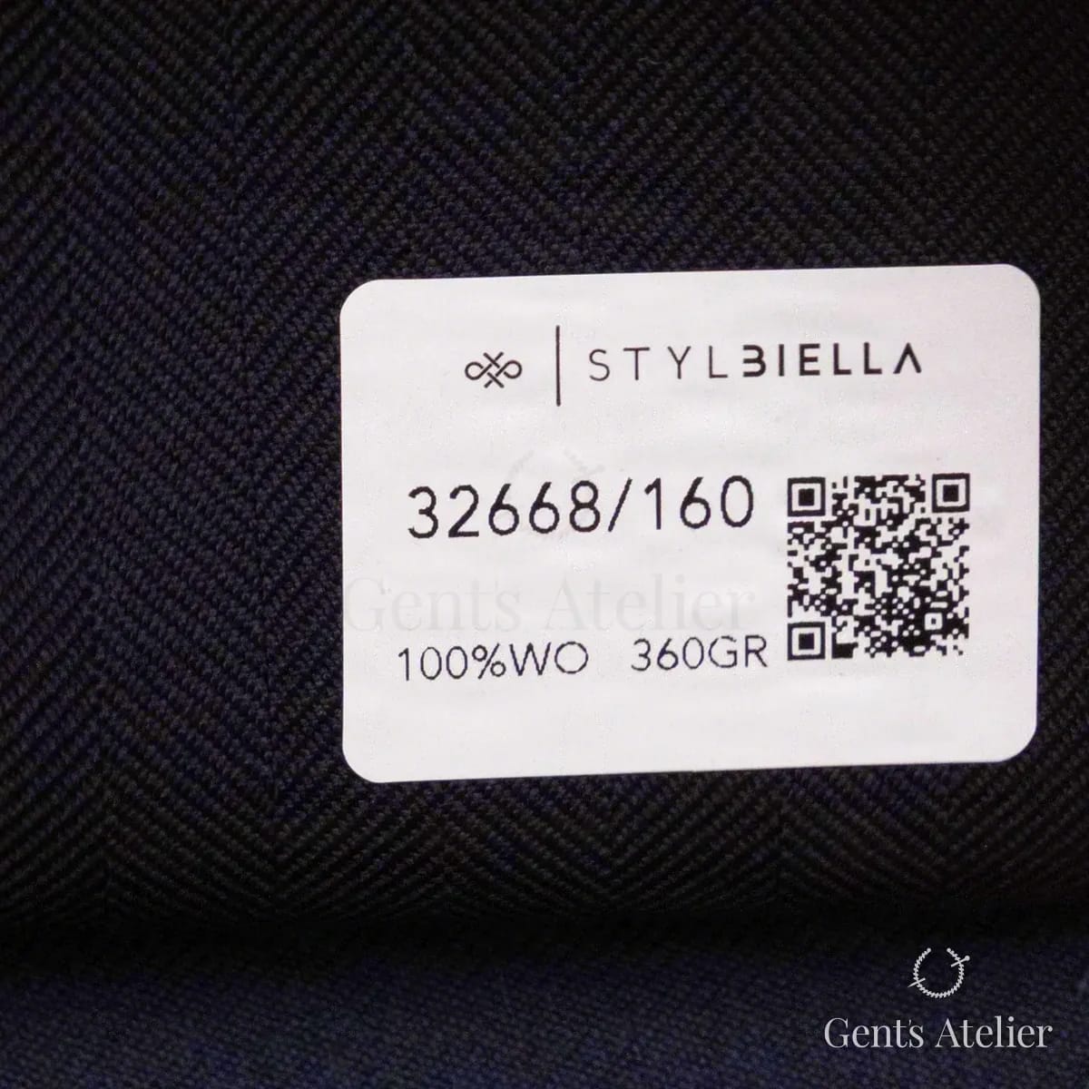 Образец ткани Stylbiella 32668/160 с этикеткой, тёмно-синий, почти чёрный