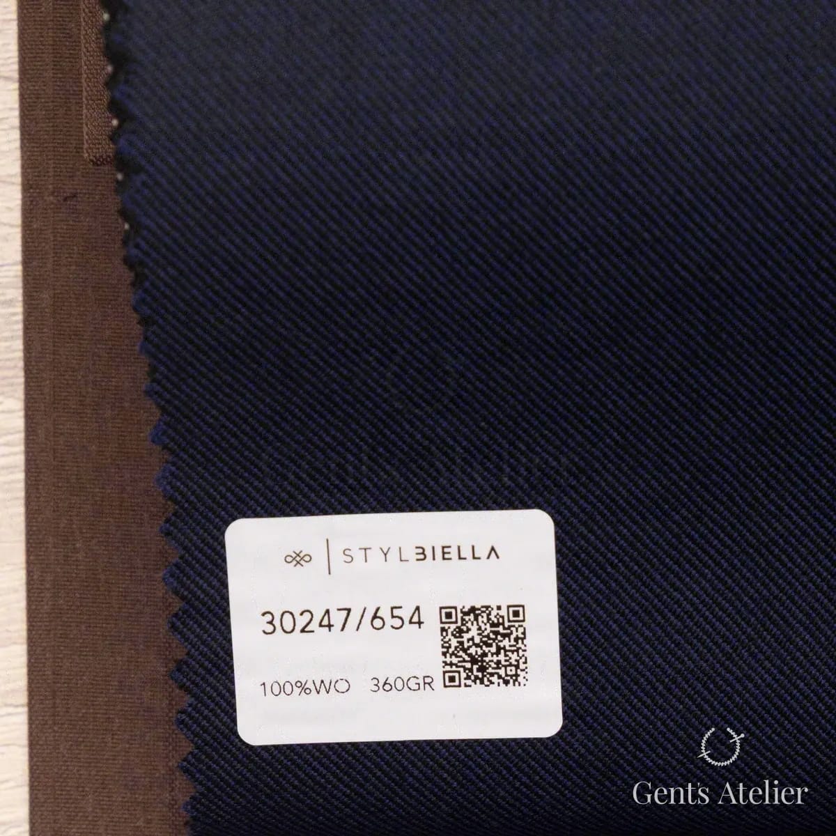 Образец ткани Stylbiella 30247/654 с этикеткой, тёмно-синий