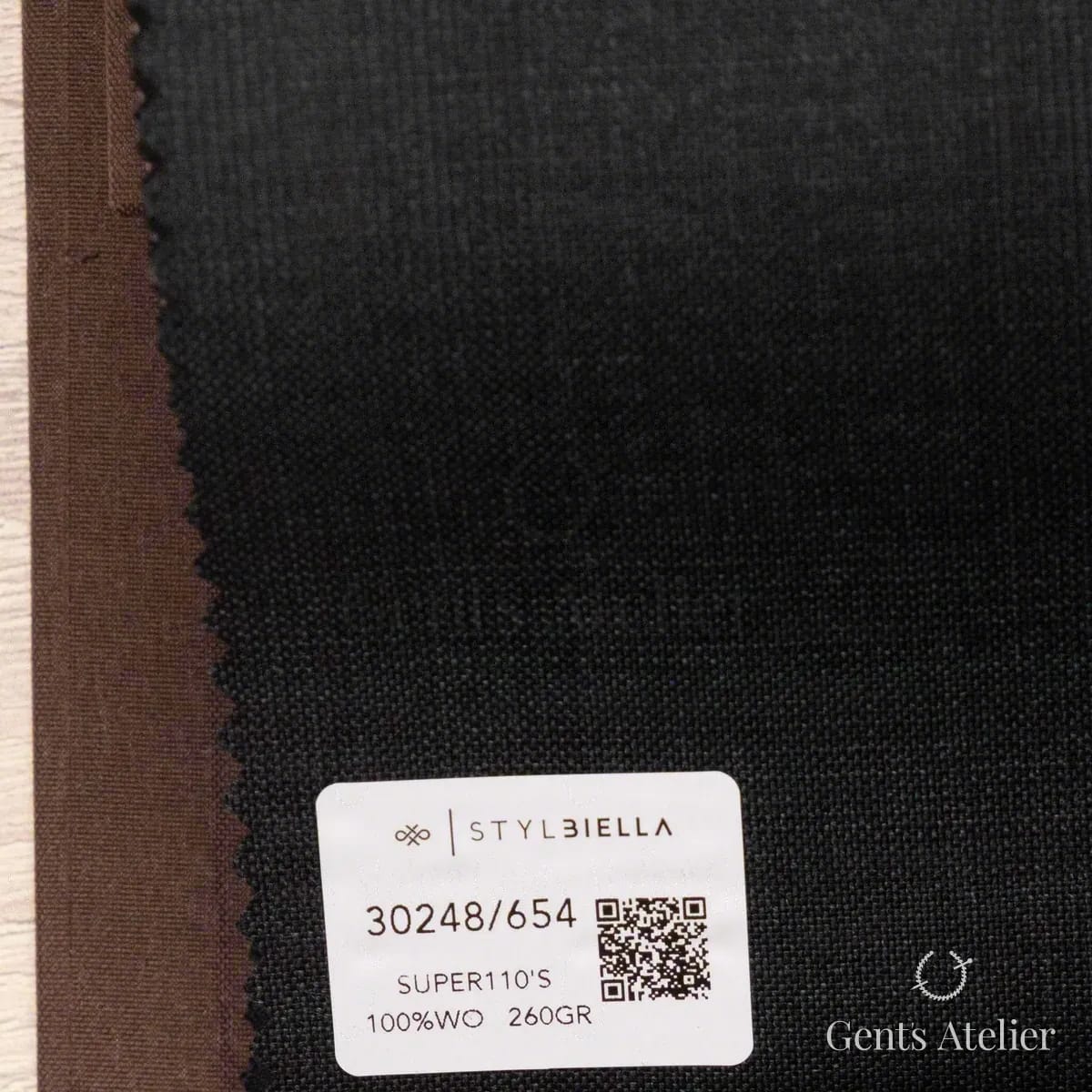 Образец ткани Stylbiella 30248/654 с этикеткой, чёрный с сероватым отливом