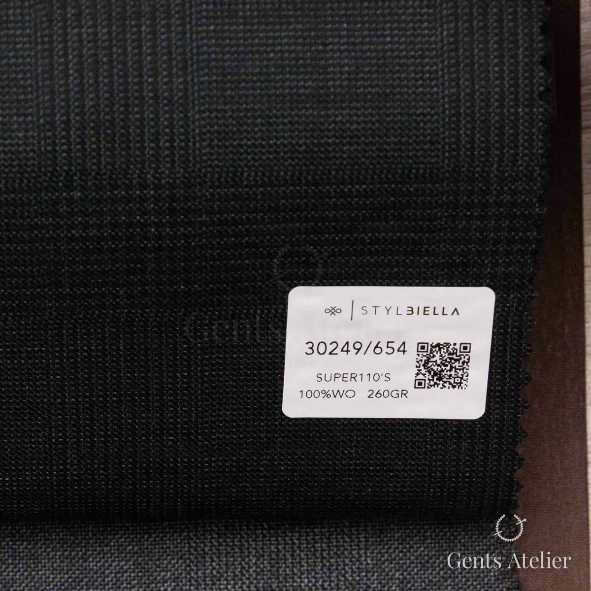 Образец ткани Stylbiella 30249/654 с этикеткой, тёмно-серый, почти чёрный
