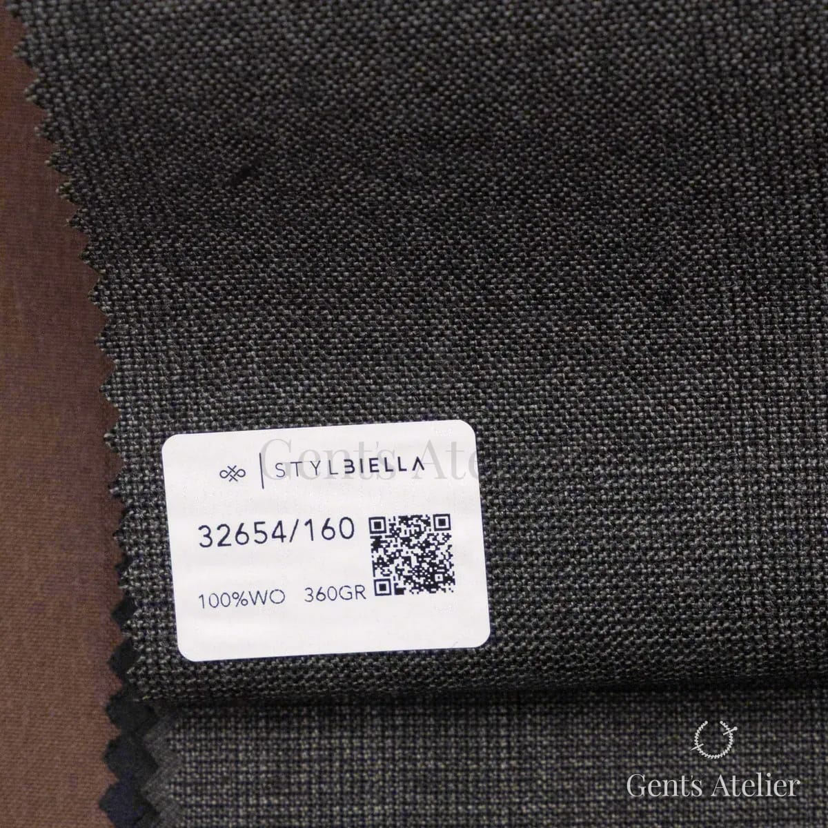 Образец ткани Stylbiella 32654/160 с этикеткой, тёмно-серый