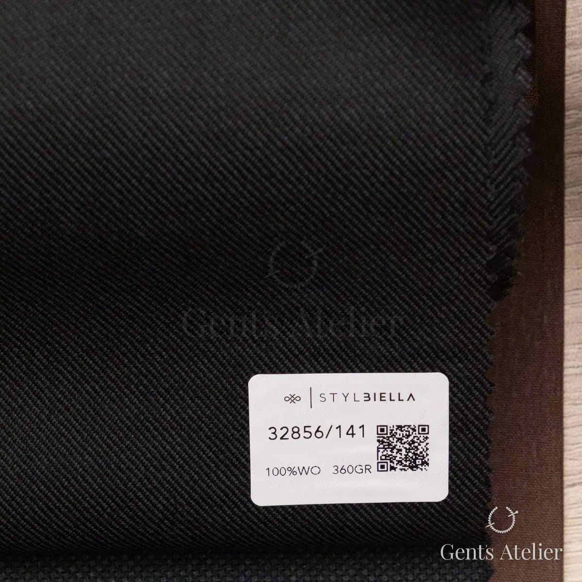 Образец ткани Stylbiella 32856/141 с этикеткой, тёмно-серый
