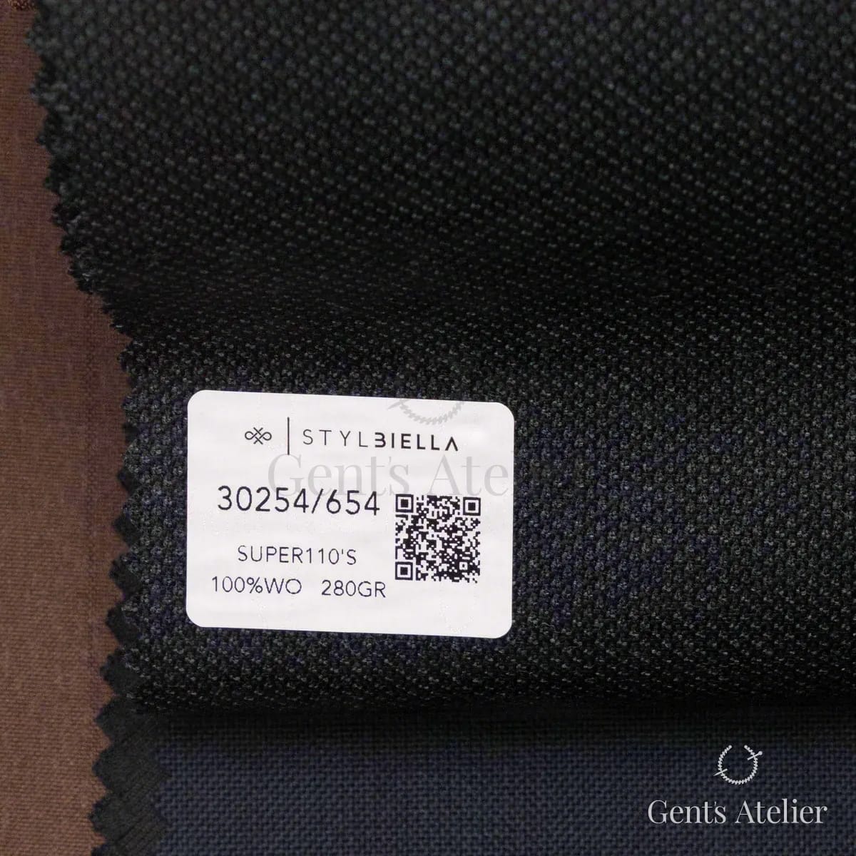 Образец ткани Stylbiella 30254/654 с этикеткой, тёмно-серый