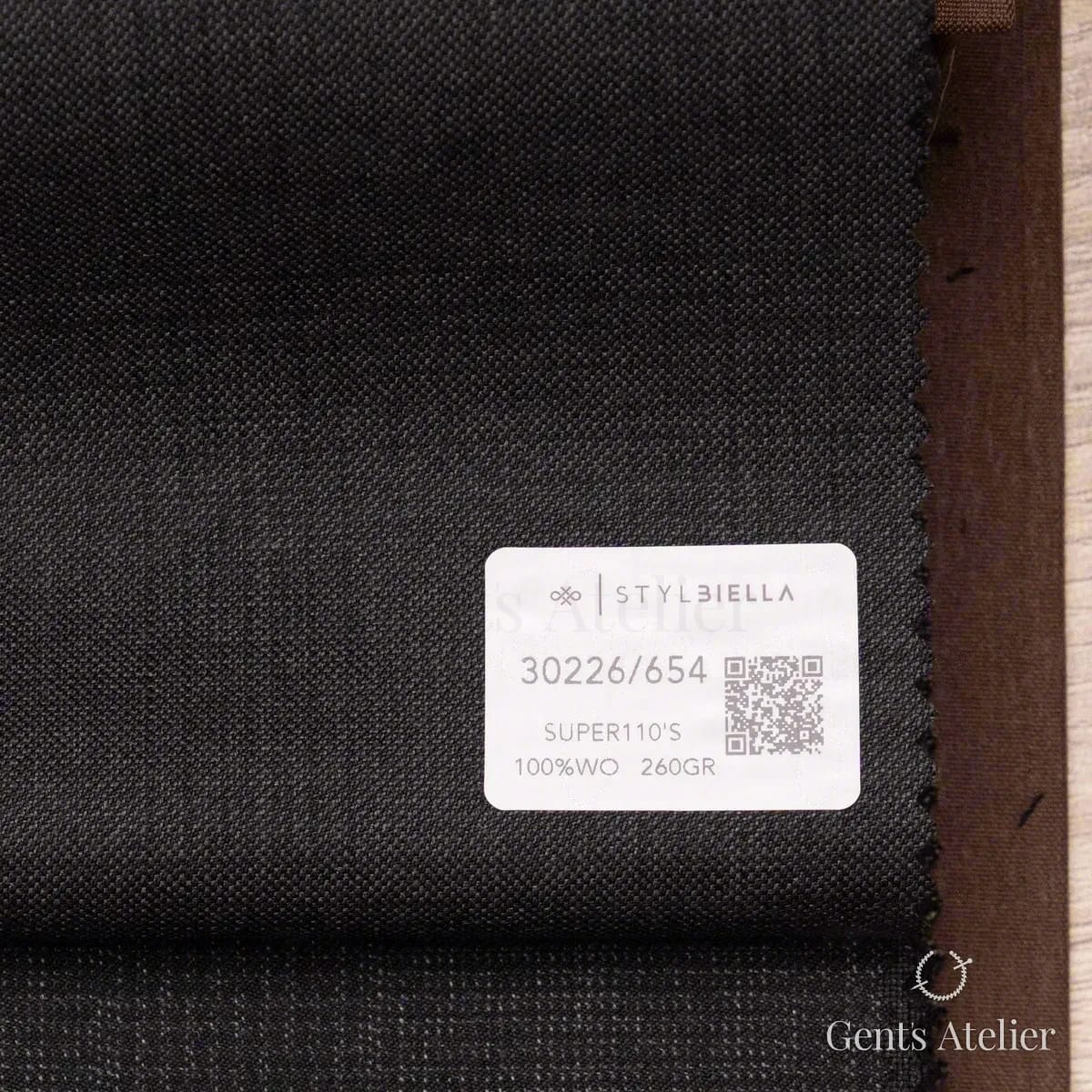 Образец ткани Stylbiella 30226/654 с этикеткой, тёмно-серый/антрацит