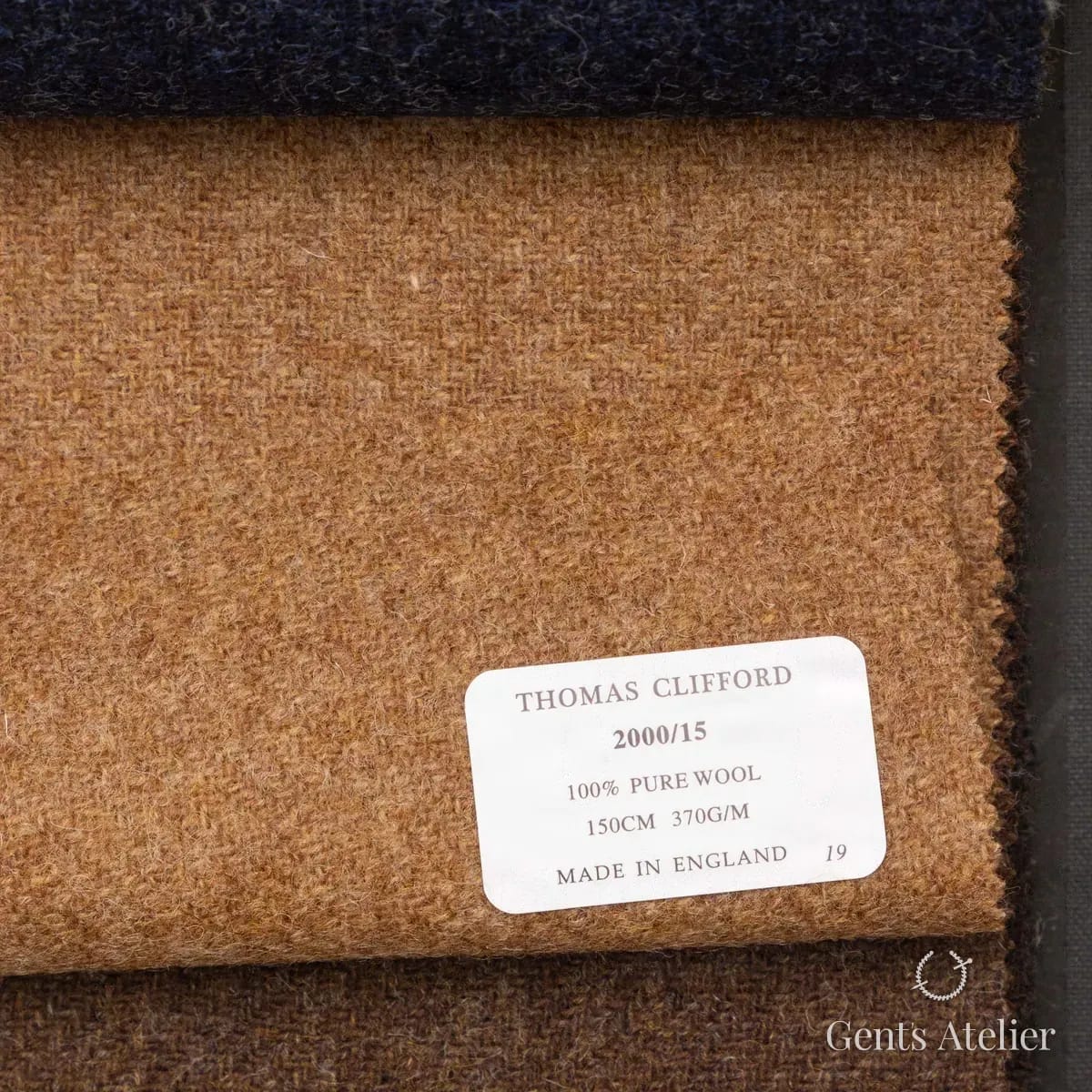 Образец ткани Thomas Clifford 2000/15 с этикеткой, коричневый
