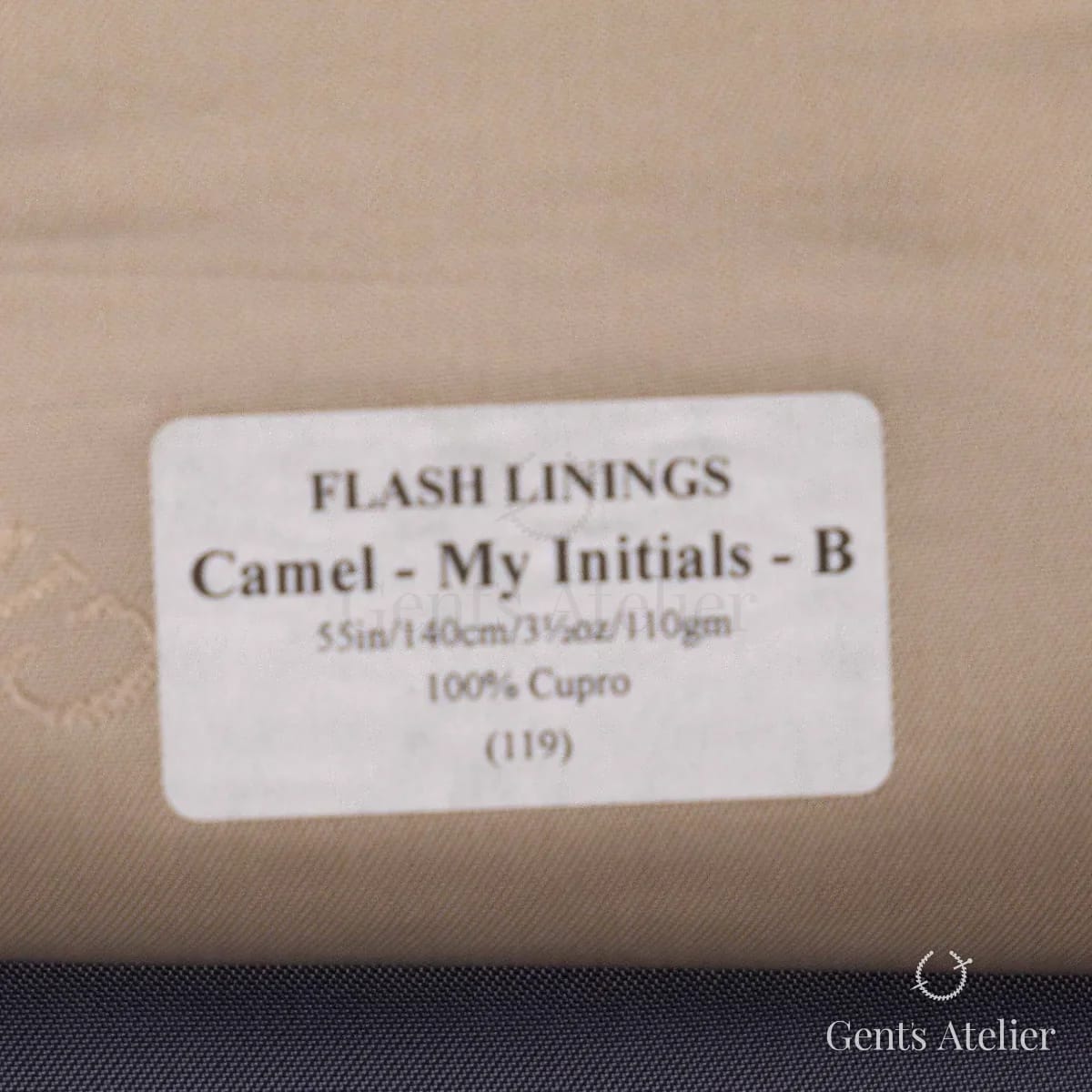 Образец ткани Gladson Camel - My Initials - B с этикеткой, камель с тональным жаккардовым узором из инициалов