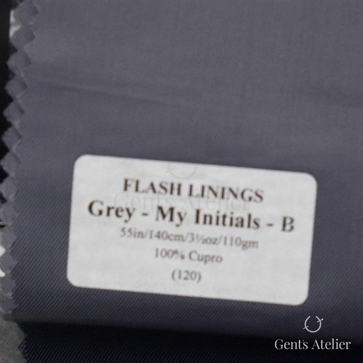 Образец ткани Gladson Grey - My Initials - B с этикеткой, серый с тональным жаккардовым узором из инициалов