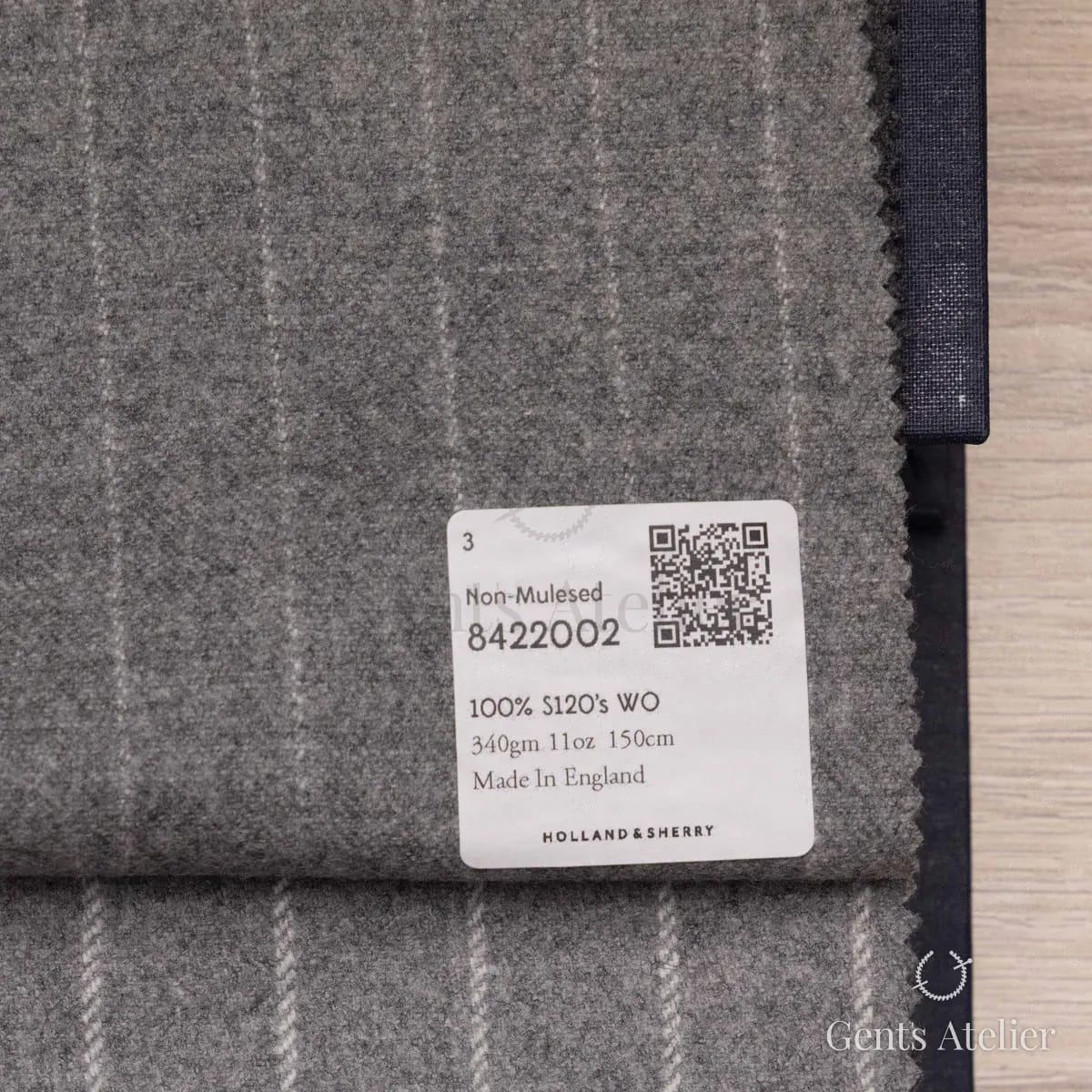 Образец ткани Holland & Sherry 8422002 с этикеткой, светло-серый