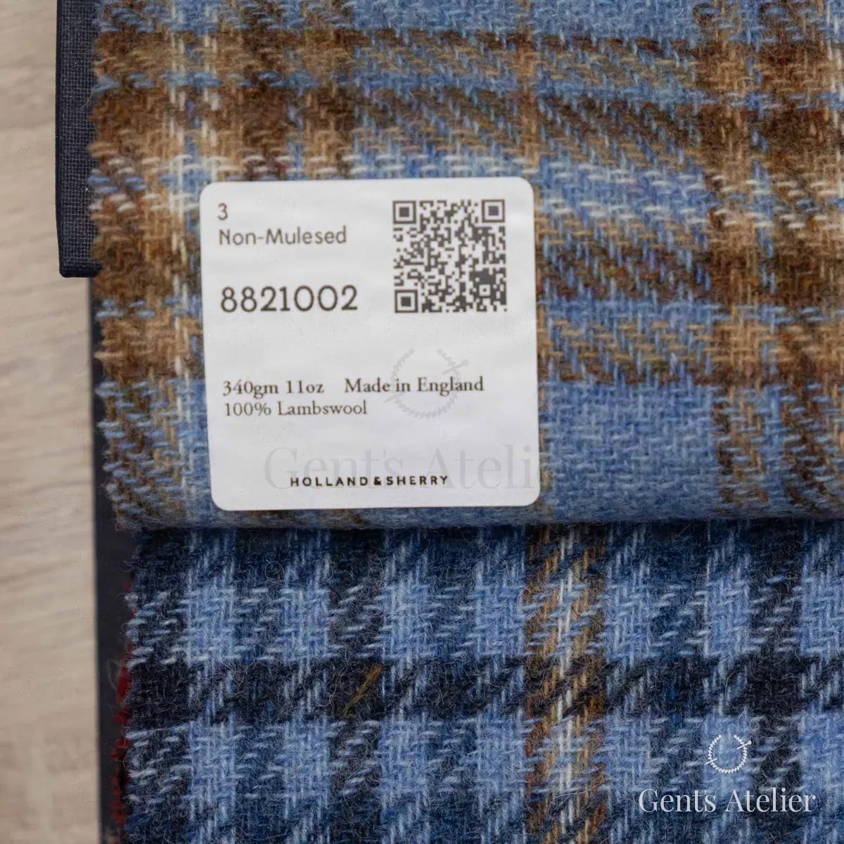 Образец ткани Holland & Sherry 8821002 с этикеткой, голубой