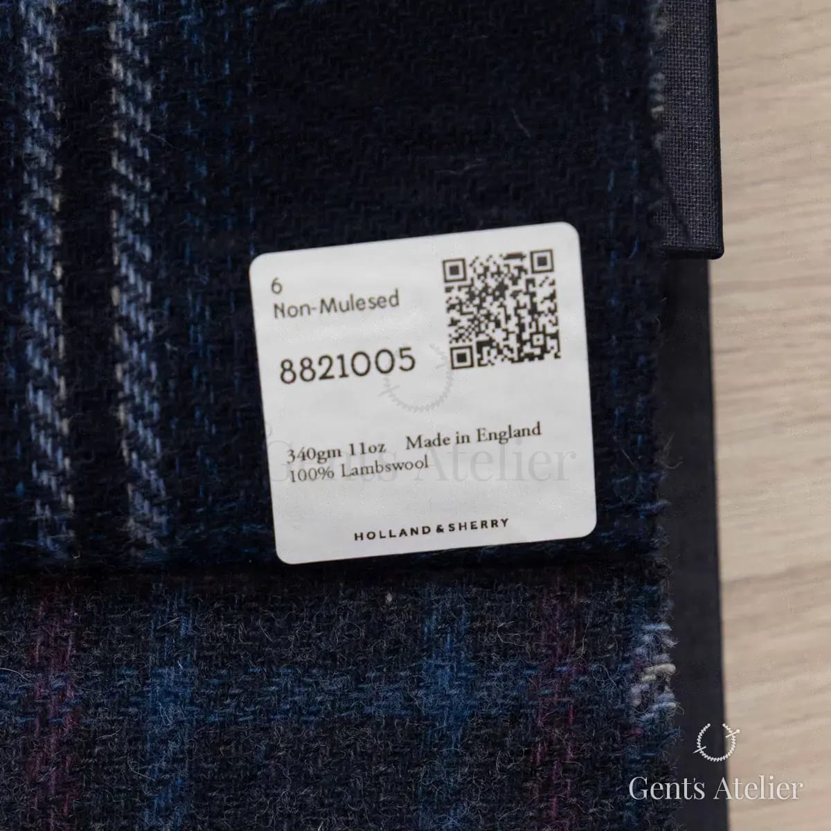 Образец ткани Holland & Sherry 8821005 с этикеткой, тёмно-синий