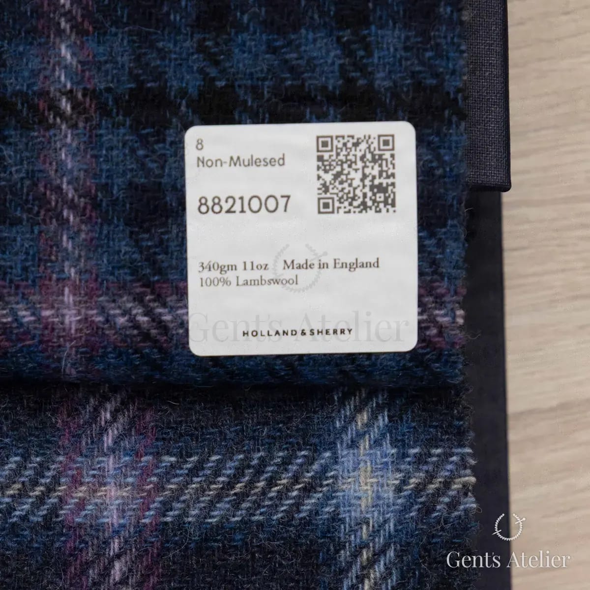 Образец ткани Holland & Sherry 8821007 с этикеткой, синий