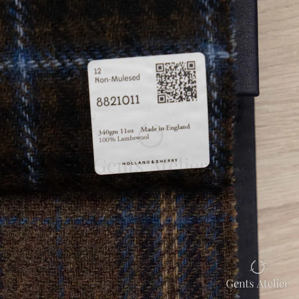Образец ткани Holland & Sherry 8821011 с этикеткой, тёмно-коричневый
