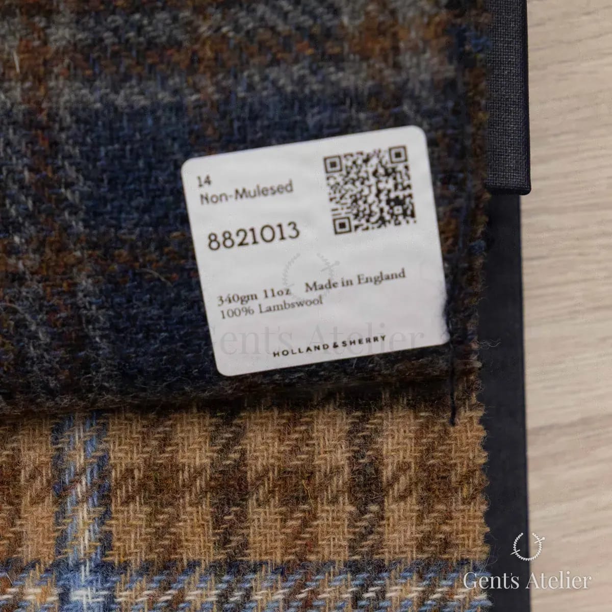 Образец ткани Holland & Sherry 8821013 с этикеткой, синий