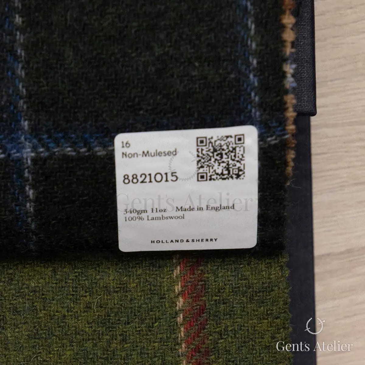 Образец ткани Holland & Sherry 8821015 с этикеткой, тёмно-зелёный
