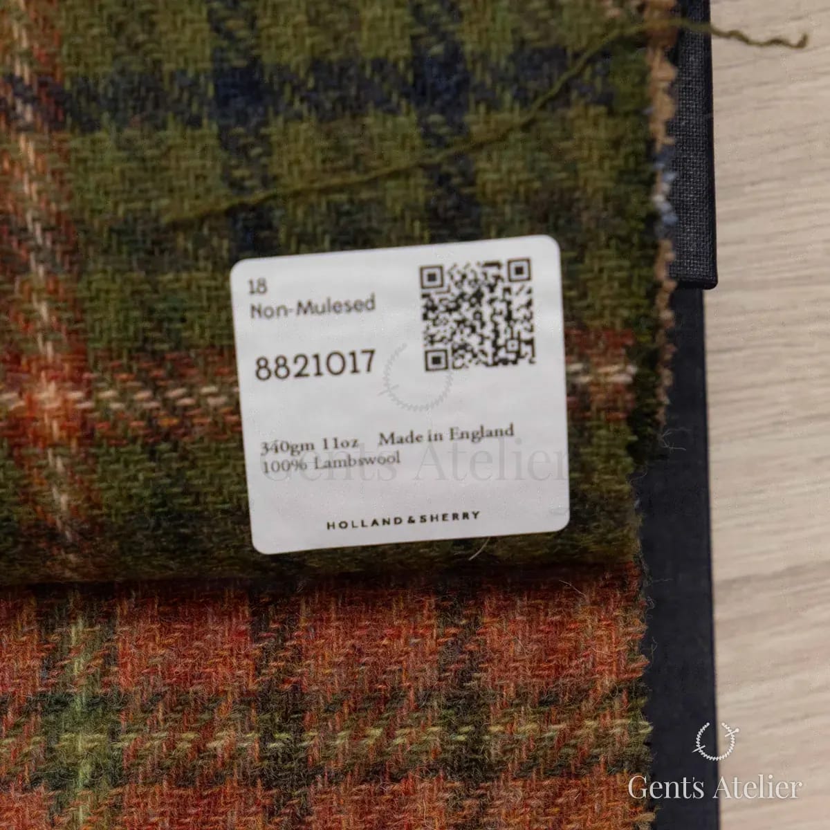 Образец ткани Holland & Sherry 8821017 с этикеткой, зелёный