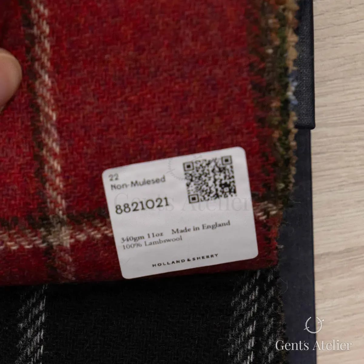 Образец ткани Holland & Sherry 8821021 с этикеткой, красный