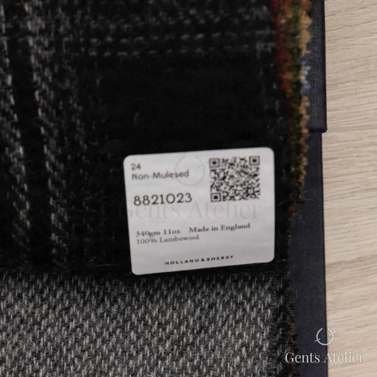 Образец ткани Holland & Sherry 8821023 с этикеткой, чёрный