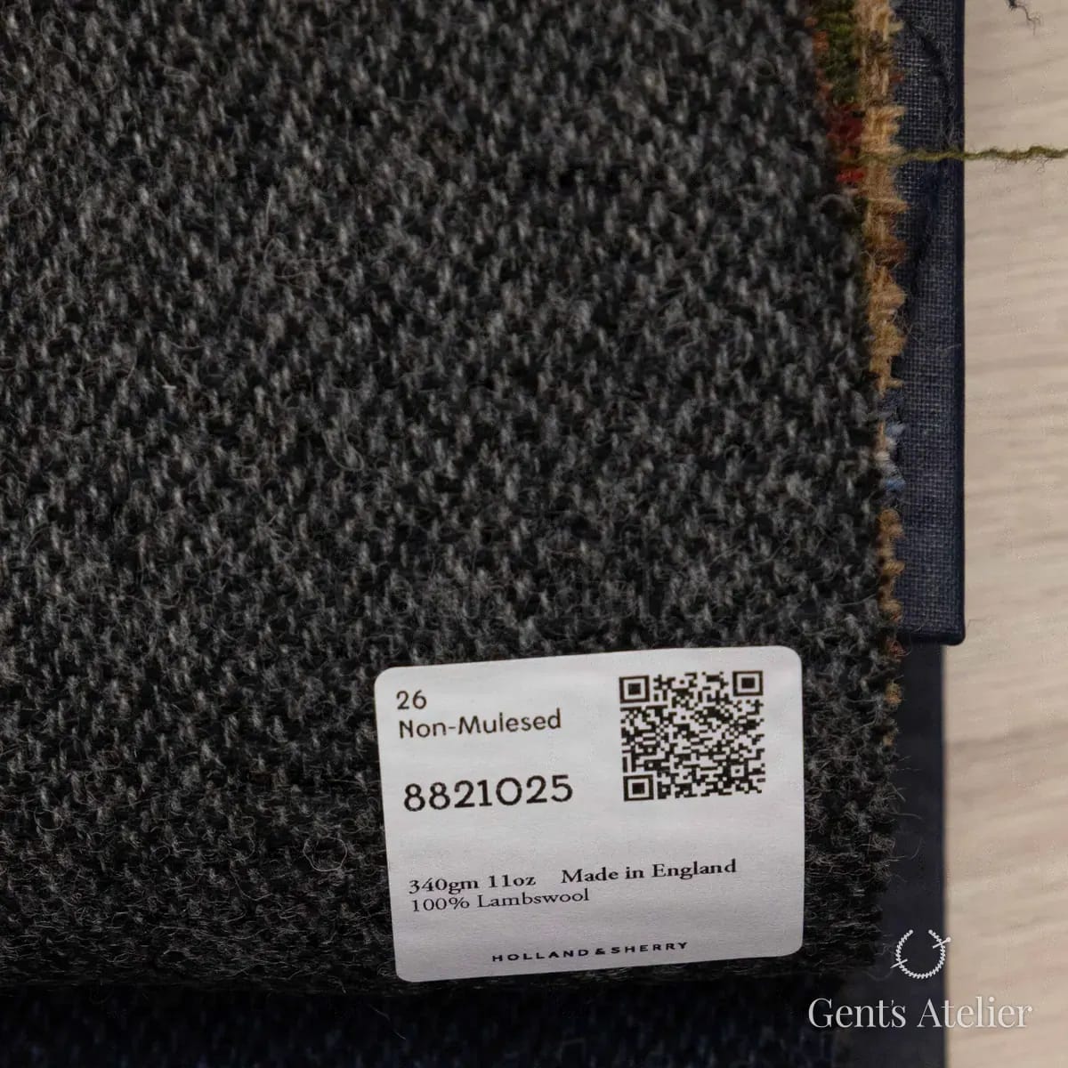 Образец ткани Holland & Sherry 8821025 с этикеткой, чёрный