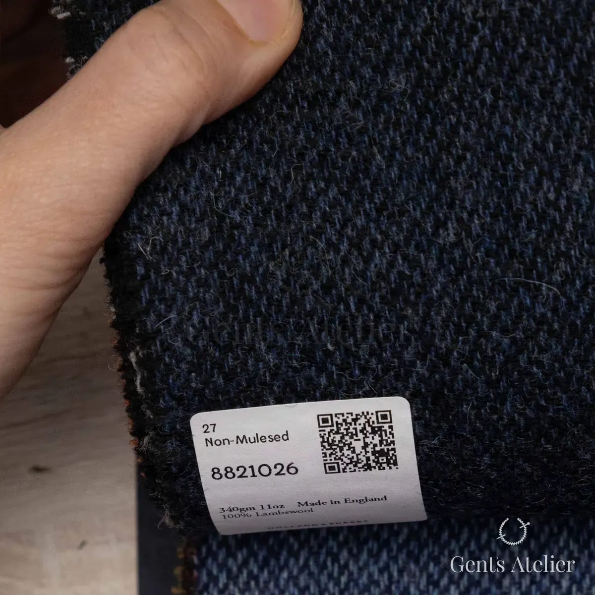 Образец ткани Holland & Sherry 8821026 с этикеткой, тёмно-синий
