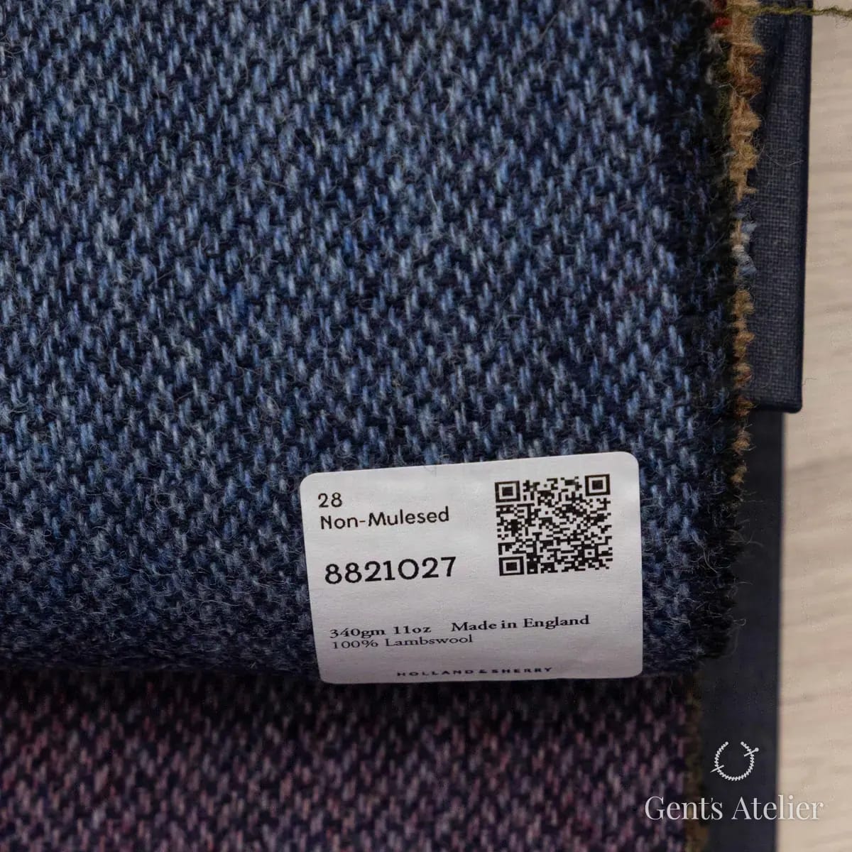 Образец ткани Holland & Sherry 8821027 с этикеткой, синий