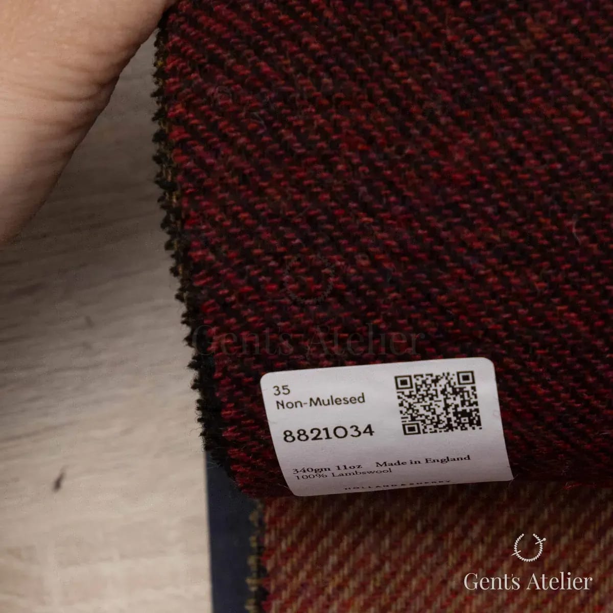 Образец ткани Holland & Sherry 8821034 с этикеткой, красный