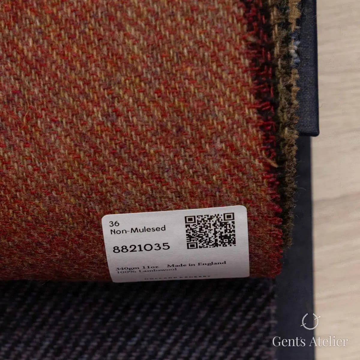 Образец ткани Holland & Sherry 8821035 с этикеткой, терракотовый
