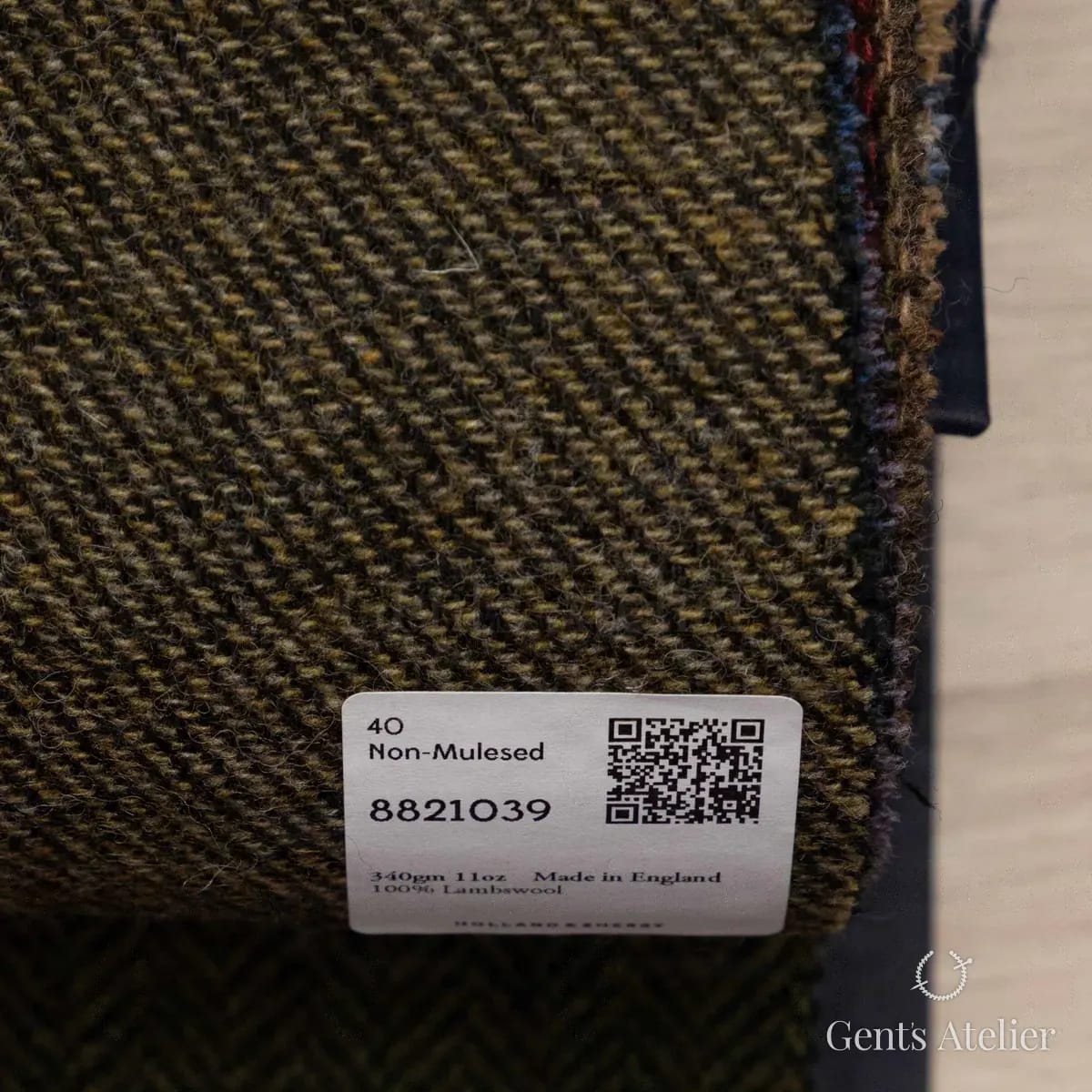 Образец ткани Holland & Sherry 8821039 с этикеткой, оливковый